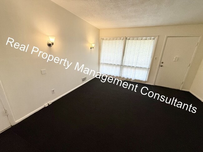 Building Photo - Charming 3-Bed Home with Fenced Yard & Garage