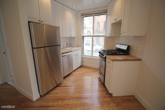 Building Photo - 128 E 10th St