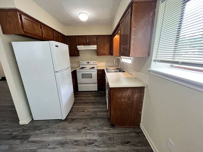 Foto del edificio - Updated 2 bed/2 bath townhome with garage ...