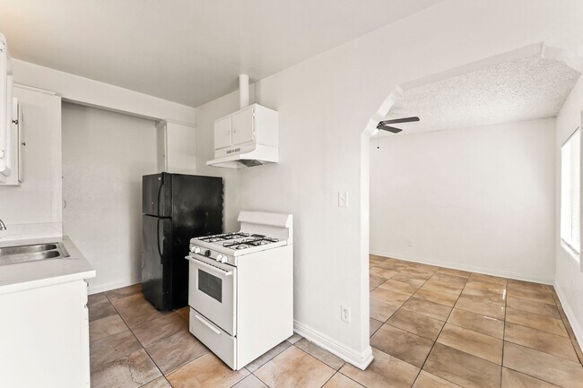 Building Photo - 709 E 108th St