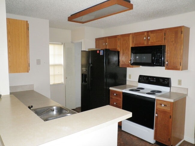 Building Photo - 3 BEDROOMS W/2 FULL BATHS, 2nd FLOOR UNIT