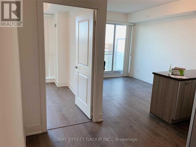 Photo du bâtiment - 8081-8081 Birchmount Rd