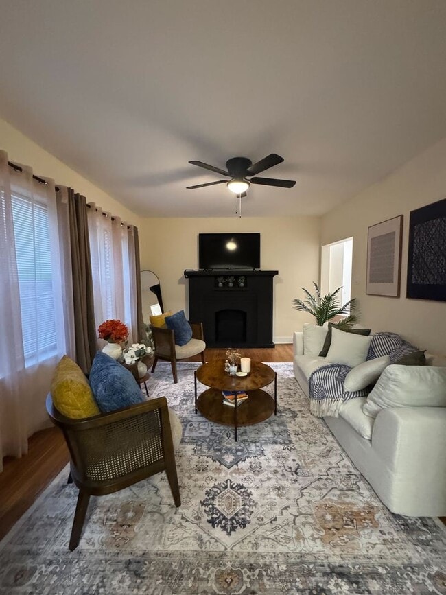 Building Photo - 610 E 74th St