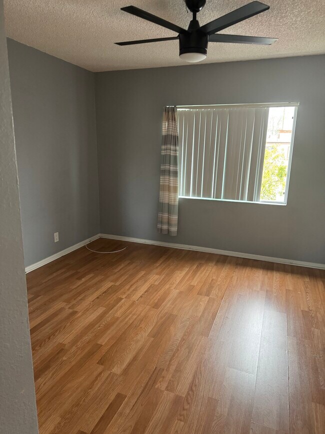 Foto del edificio - 14523 Tupper St