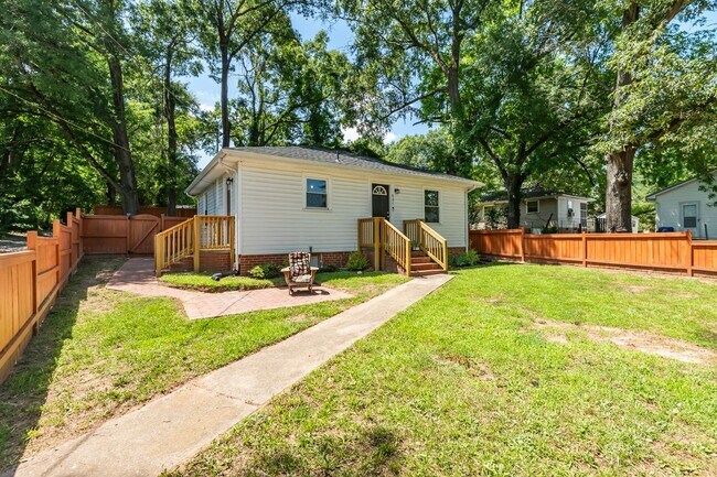 Building Photo - Charming 2-bedroom, 1-bathroom home locate...