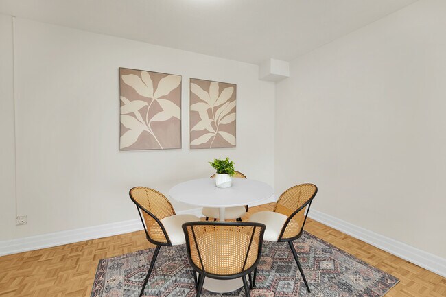 Photo du bâtiment - RENOVATED 1 Bed 1 Bath in PRIME ETOBICOKE - Royal York Gardens