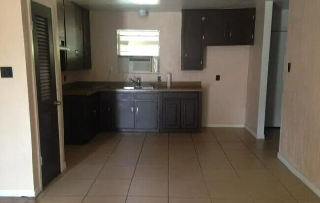 Building Photo - 4400 Jennifer Ct