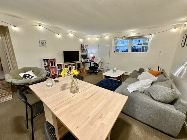 Building Photo - 804 Centre St