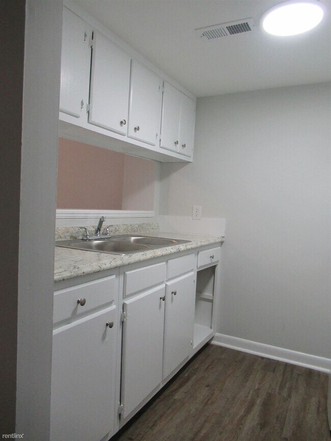 Foto del edificio - 2 br, 1.5 bath Townhome - 611 E 11th St Pi...
