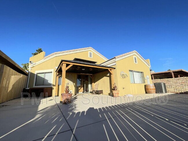 Building Photo - 2549 Country Club Dr