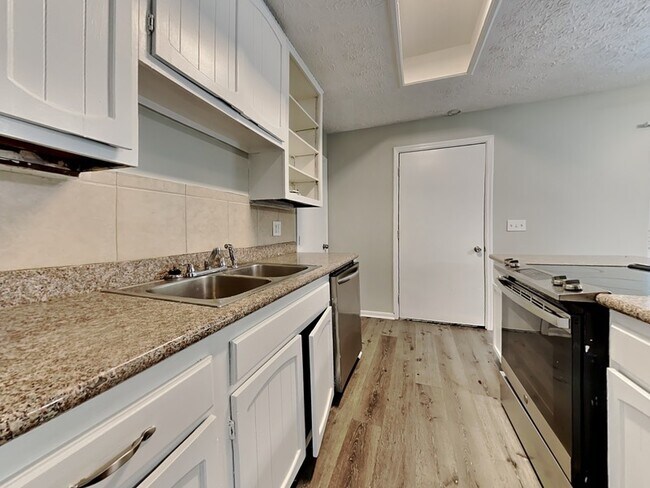 Foto del edificio - 7632 Hillside Dr
