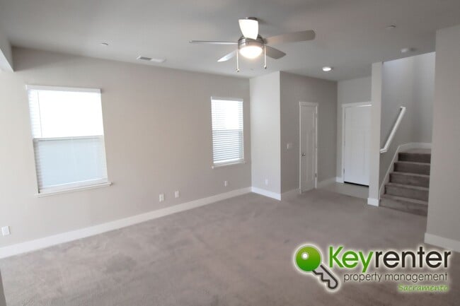 Foto del edificio - Two-Story Home Minutes away from Sac State...