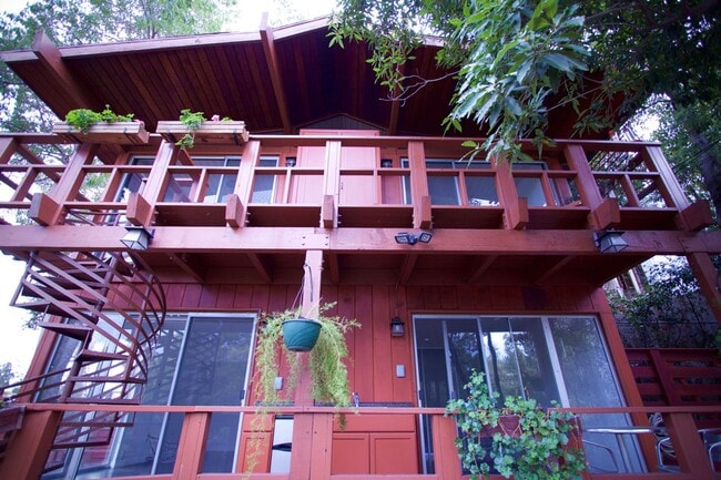 Foto del edificio - CALL TO BOOK!! Historic & Remodeled 2-Bedr...