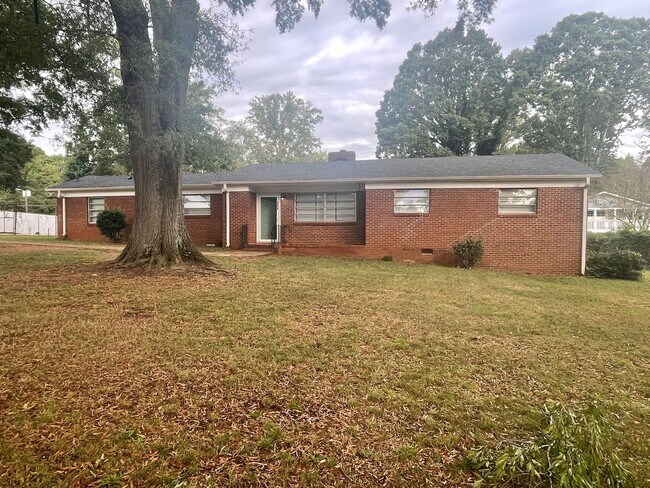 Foto del edificio - This Beautiful 4 bed 2.5 bath brick ranch ...