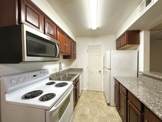 Building Photo - This charming 2-bedroom, 2-bathroom offers...