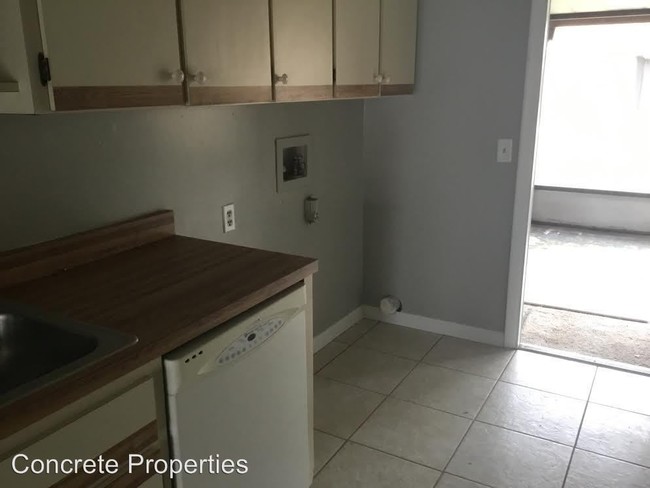 Building Photo - 530 E Rosewood Ln