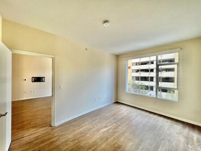Foto del edificio - Newly Remodeled 2B/2BA condo w/ Reserved P...