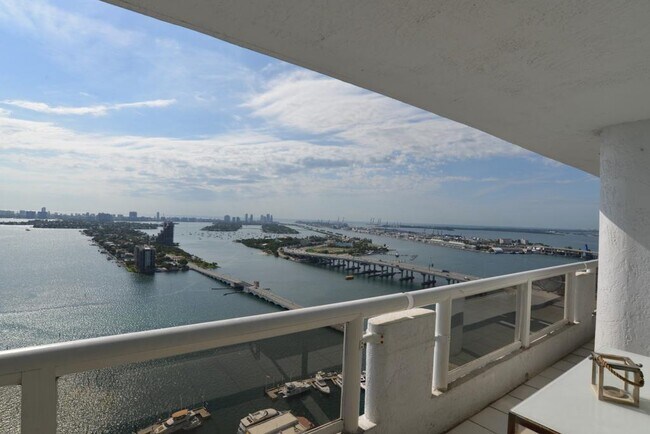 Building Photo - 1633 N Bayshore Dr