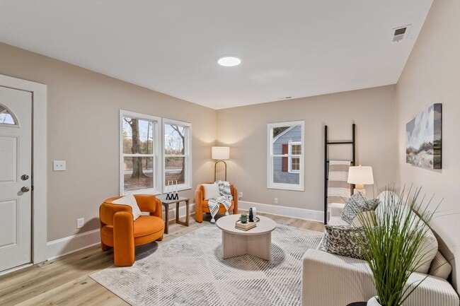 Building Photo - Freshly Remodeled 2 bedroom 1 bath in down...