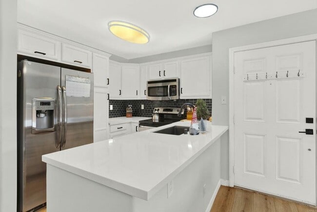 Building Photo - 5252 Balboa Arms Dr