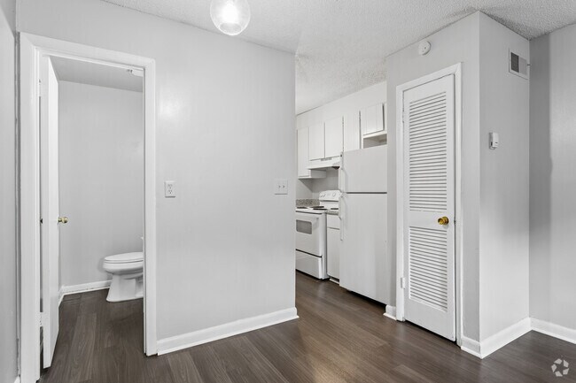 1 dormitorio, 1,5 baños - 630 pies cuadrados - Cocina/Medio baño - Brookhaven Townhomes