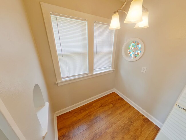 Building Photo - 354 N Fern St