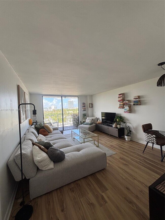 Foto del edificio - 2350 NE 135th St