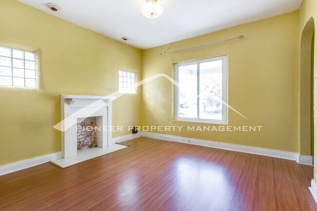 Building Photo - Quaint Home with Fenced Back Yard and 1 Ca...