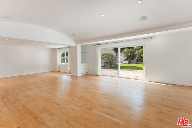 Building Photo - 1617 Roscomare Rd