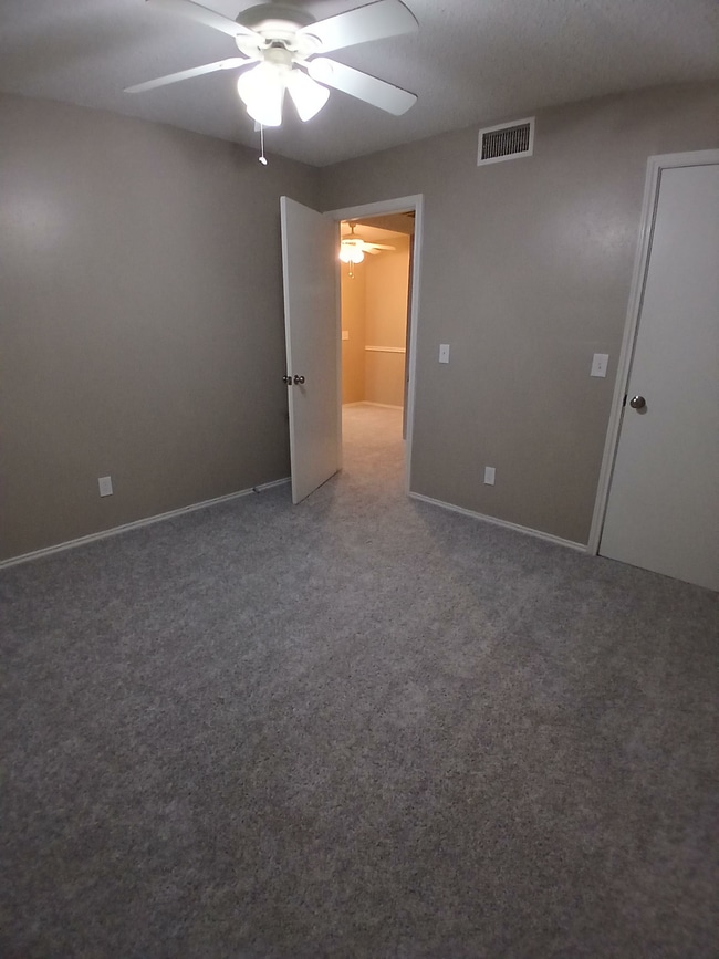 photo1.jpeg - Raintree Apartments