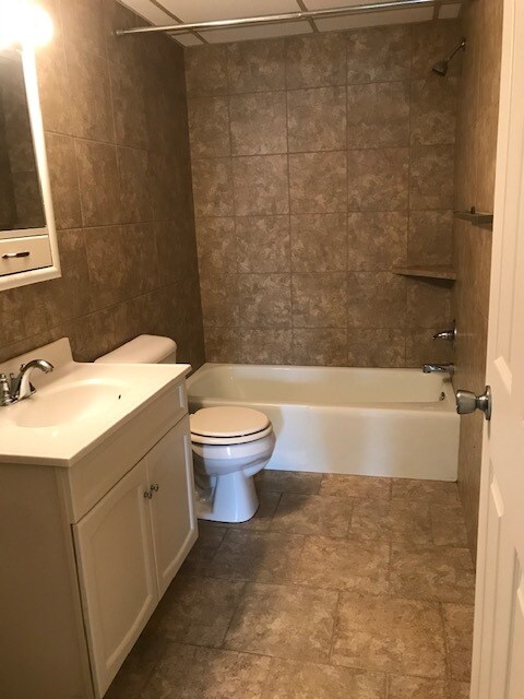 all tiled bathroom - 601 W Oak St