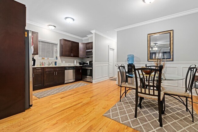 Building Photo - 742 N Avers Ave