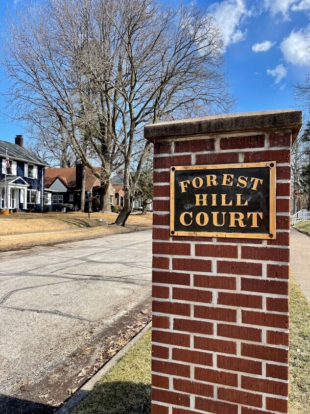 Forest Hill Court, Moline - 2915 16th Ave
