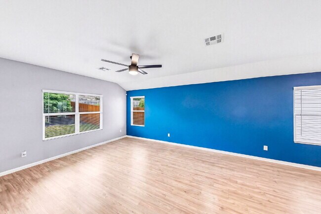 Foto del edificio - NO CARPET! Up to 1 Month Free Rent with 18-24 Month Lease! No Security Deposit Programs Available.