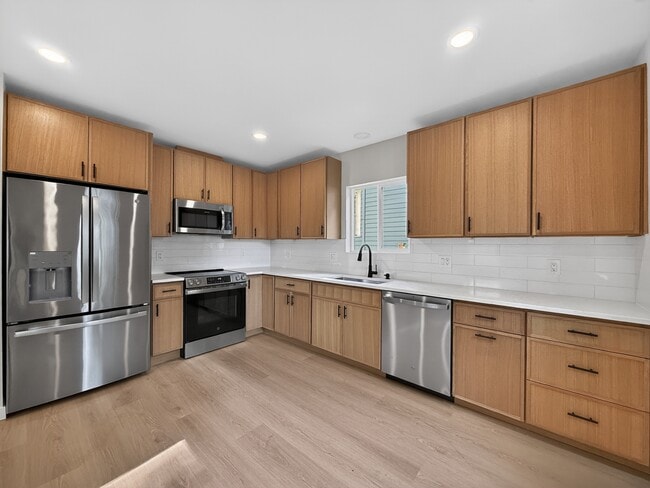 Building Photo - 925 N 75th St