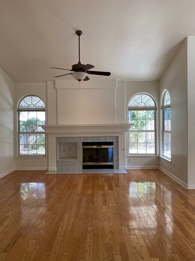Building Photo - Large 2 Bedroom Home in Park West  - Comin...