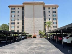 Building Photo - 121 Country Club Dr