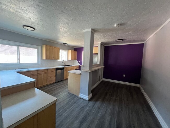 Building Photo - Centrally Located Single Family Home