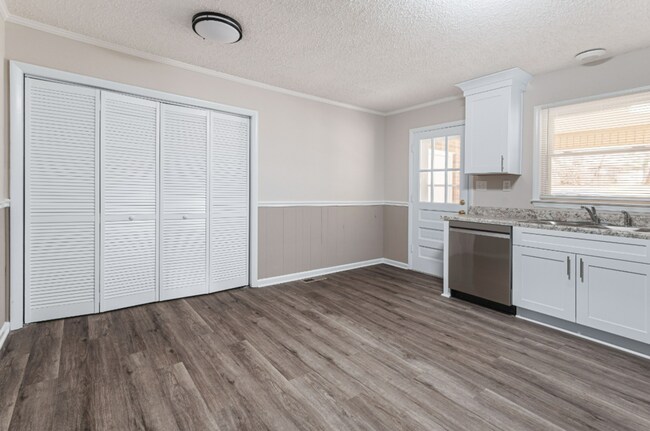 Foto del edificio - Adorable 2 BR duplex in the heart of Mboro!