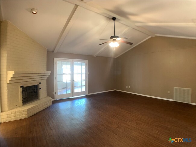 Foto del edificio - 826 Timber Dr