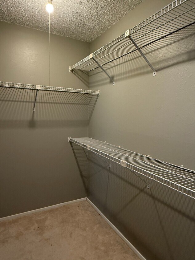 Building Photo - 7112 N Holiday Dr