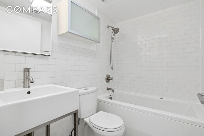 Foto del edificio - 802 DeKalb Ave