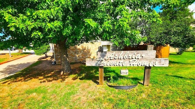 Foto del edificio - Super Cute Condo in the Ashbriar Village Condo close to Lake Hefner