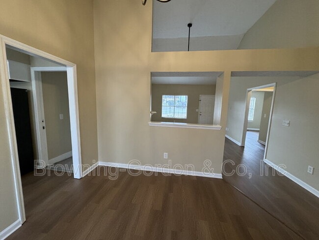 Foto del edificio - 1111 Cedarhill Ct