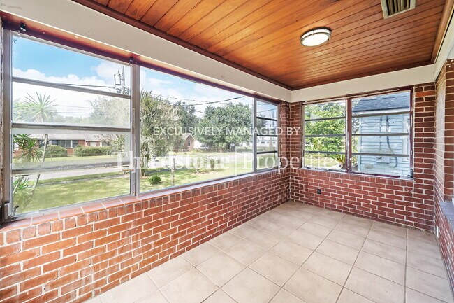 Foto del edificio - 8057 Oakwood St