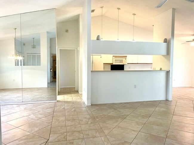 Foto del edificio - 3/2 ANNUAL - POOL HOUSE/W/ HUGE BONUS ROOM...