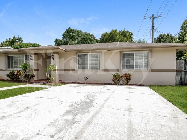 Building Photo - 809 SW 8th Ave