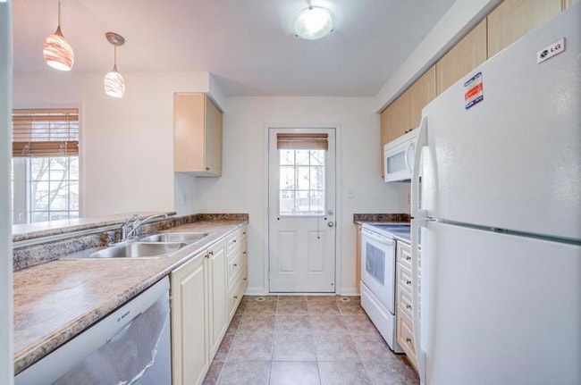 Photo du bâtiment - OAKVILLE – MODERN 2 BEDROOM – 2 BATHROOM – TOWNHOUSE – $2,600 – ONLY