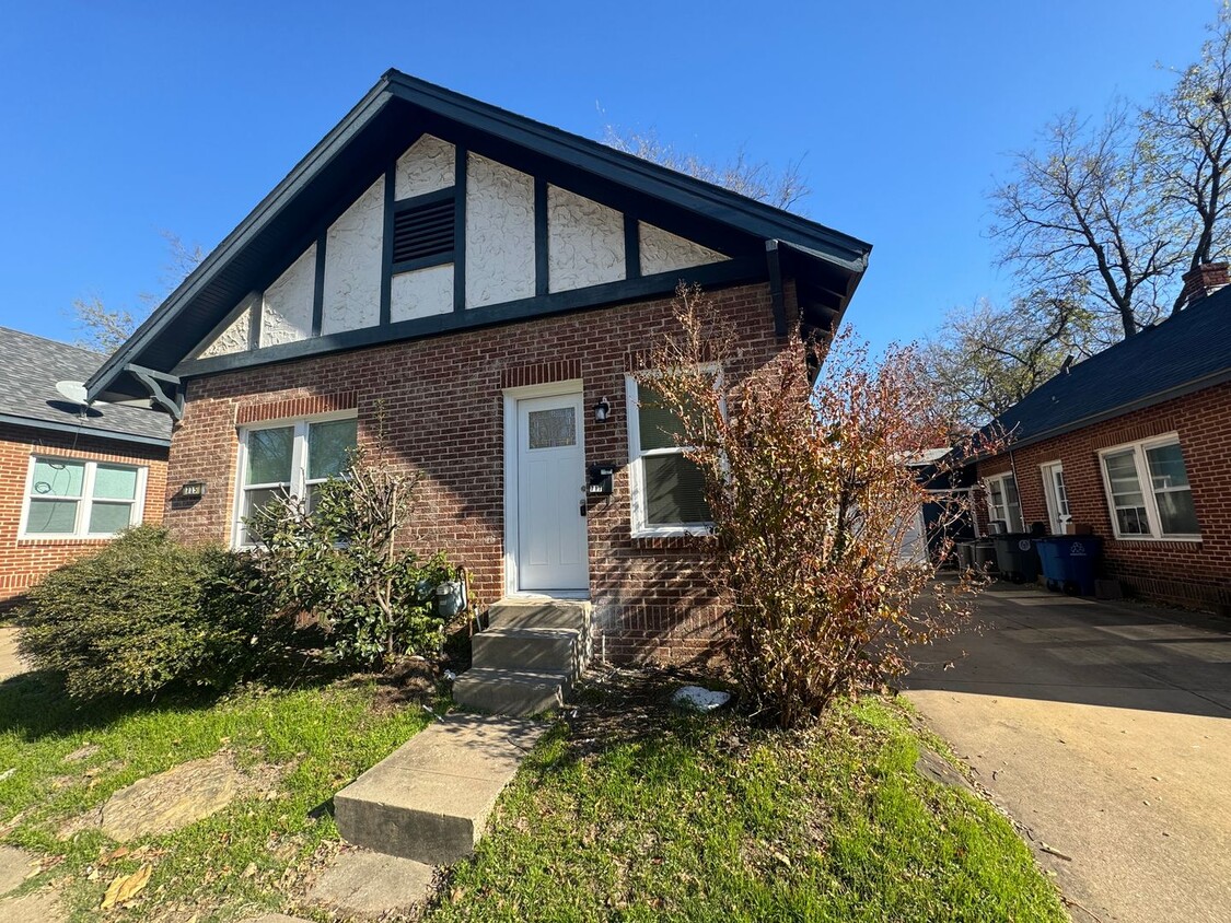 Foto principal - Newer Remodel 1 bed 1 bath with Private Patio