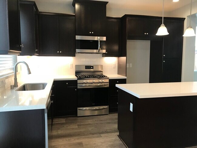 Building Photo - Beautiful 4 bedroom, 3 bathrooms!!